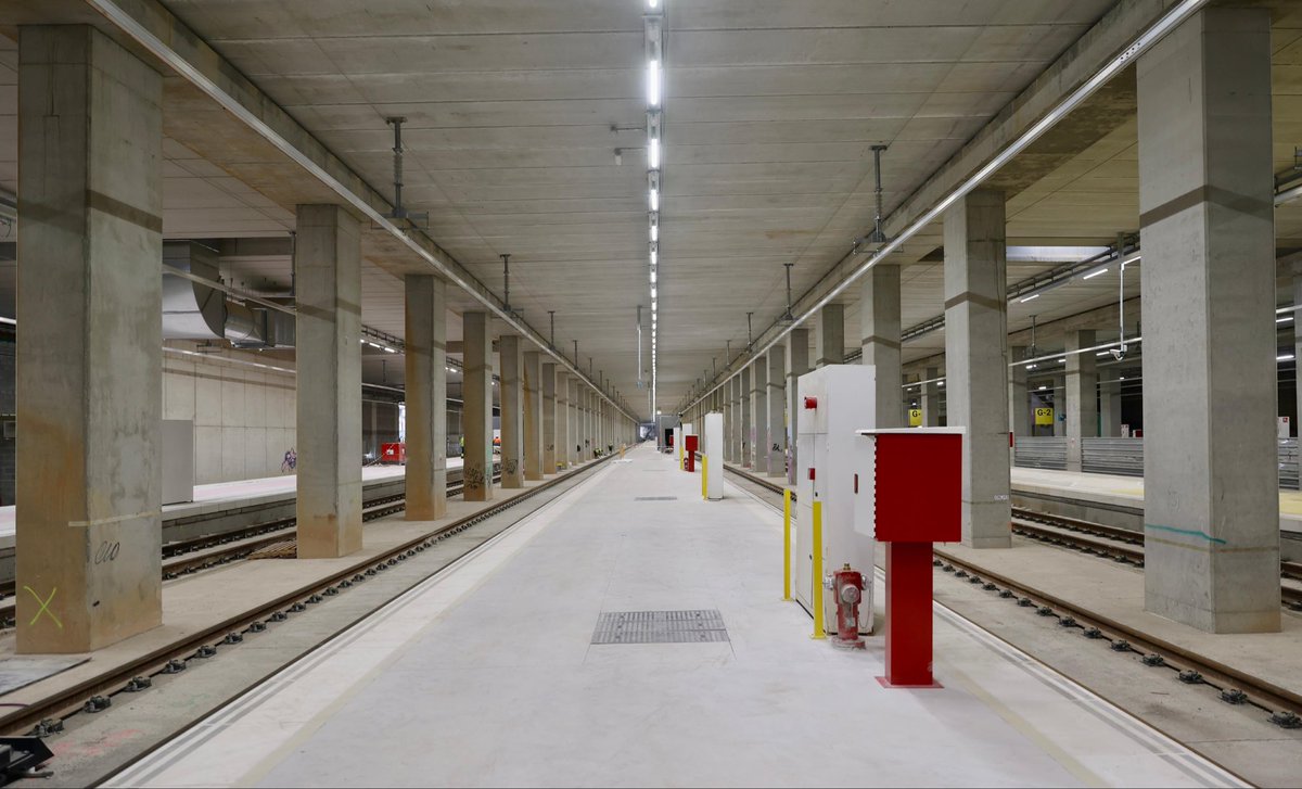 transportesgob's tweet photo. Encaramos la fase final de la puesta en servicio de todas las vías de Alta Velocidad (AV) de la estación de La Sagrera (Barcelona).

El ministro @oscar_puente_, junto a al presidente de la Generalitat, @salvadorilla, ha realizado un recorrido por las instalaciones. https://t.co/LlO4aOYIB0