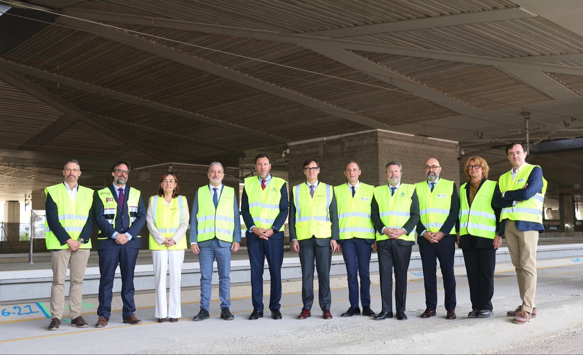 transportesgob's tweet photo. Encaramos la fase final de la puesta en servicio de todas las vías de Alta Velocidad (AV) de la estación de La Sagrera (Barcelona).

El ministro @oscar_puente_, junto a al presidente de la Generalitat, @salvadorilla, ha realizado un recorrido por las instalaciones. https://t.co/LlO4aOYIB0