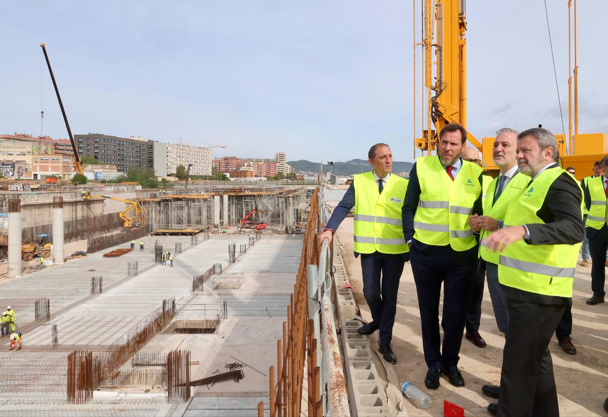 transportesgob's tweet photo. Encaramos la fase final de la puesta en servicio de todas las vías de Alta Velocidad (AV) de la estación de La Sagrera (Barcelona).

El ministro @oscar_puente_, junto a al presidente de la Generalitat, @salvadorilla, ha realizado un recorrido por las instalaciones. https://t.co/LlO4aOYIB0