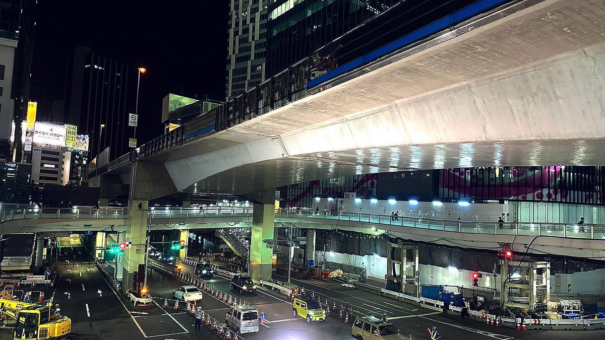 actionjackson72's tweet photo. JR渋谷駅上部に架かる首都高速3号渋谷線の橋。1963年から翌年に完成し、交通を阻害しない工夫とシンプルで美しい設計が特徴です。東京五輪直前の1964年開通という背景も興味深いですね。 https://t.co/cxvymUst5I