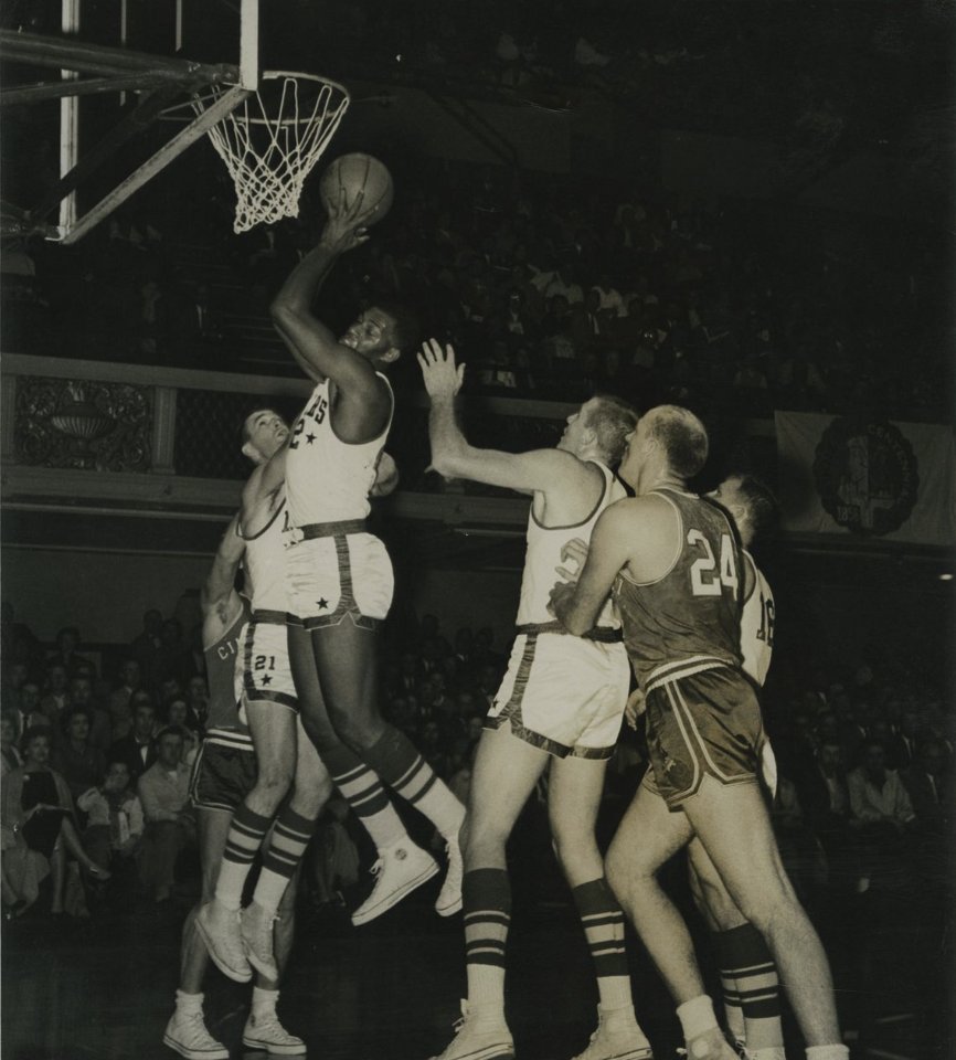 LALTracker's tweet photo. On this day in 1958, Elgin Baylor made his NBA debut with the Minneapolis Lakers.

25 points, 13 rebounds, and 6 assists in a 99–79 win over the Cincinnati Royals (now the Sacramento Kings).

The beginning of a Lakers legend. 💜💛

#LakeShow https://t.co/r4q7KS8jig