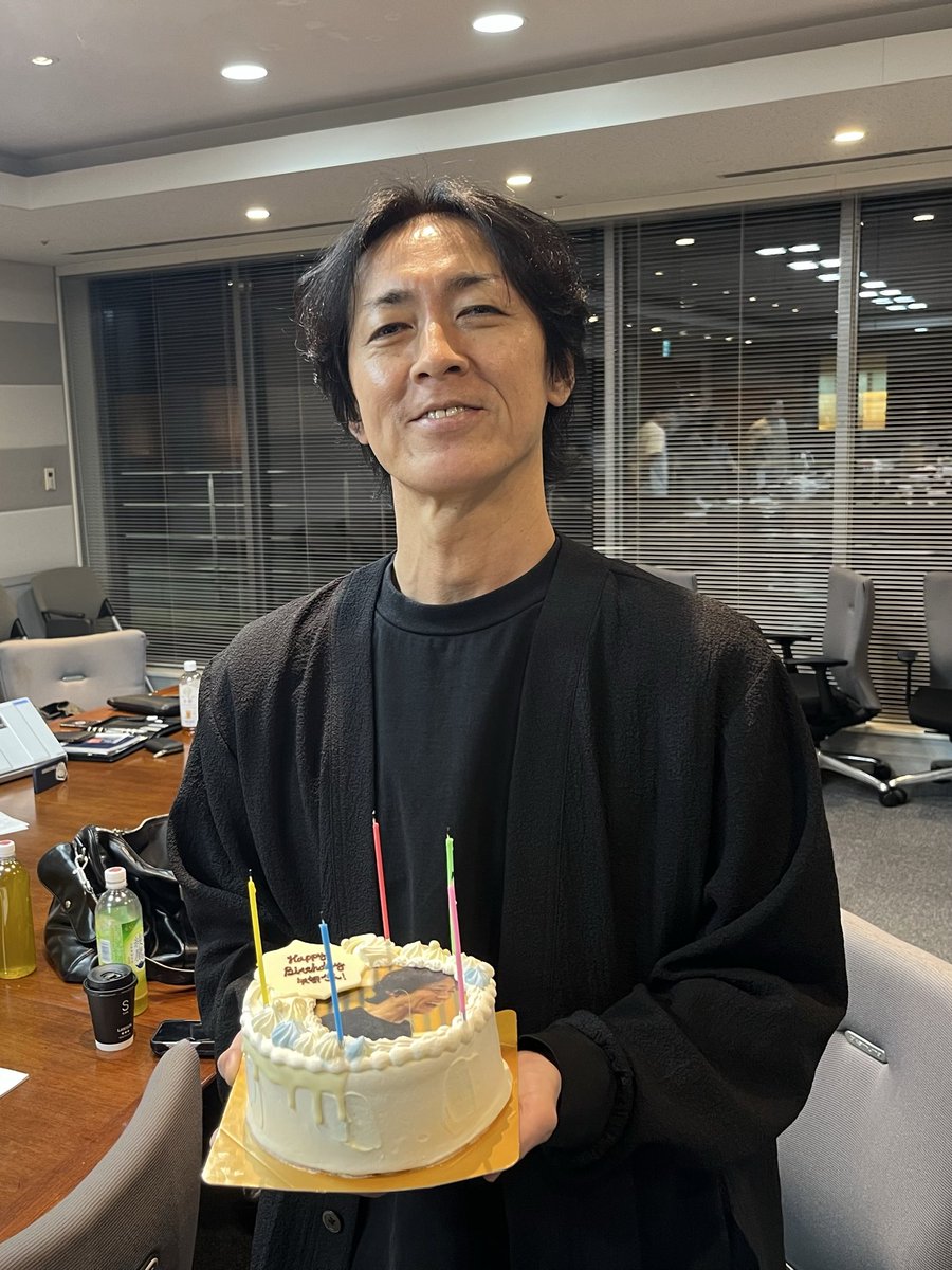 ninetyninestaff's tweet photo. 矢部さん55歳の誕生日おめでとうございます！！
本番前にスタッフさんに祝っていただきました🎉

岡村さんの身長はプロフィールよりも小さかったです。
https://t.co/qvFddOTbDK

#ナインティナイン
#ナインティナインANN
#やべっち https://t.co/sKknrxzl8n