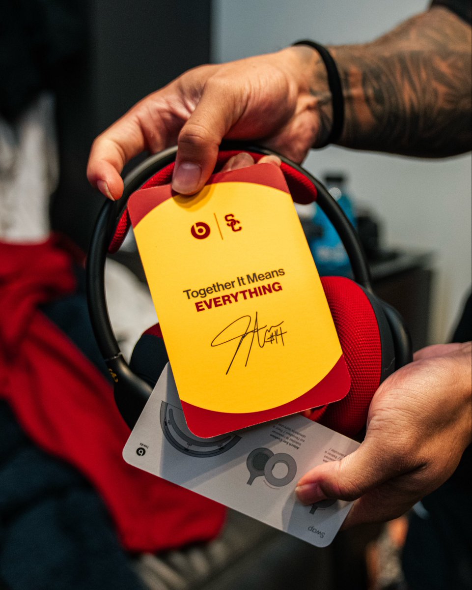 uscfb's tweet photo. Staying in rhythm 🎶🎧

@beatsbydre https://t.co/P9YVXUq2FL