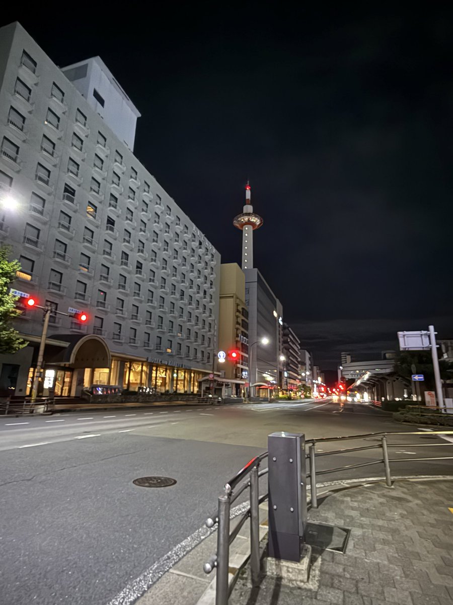sunameri618's tweet photo. 深夜徘徊は楽しい、1人でキレ散らかしてる人がいてもそれもまた風情…いや、あれはただのヤバいやつだと思うけど https://t.co/PIAQgzqQA8