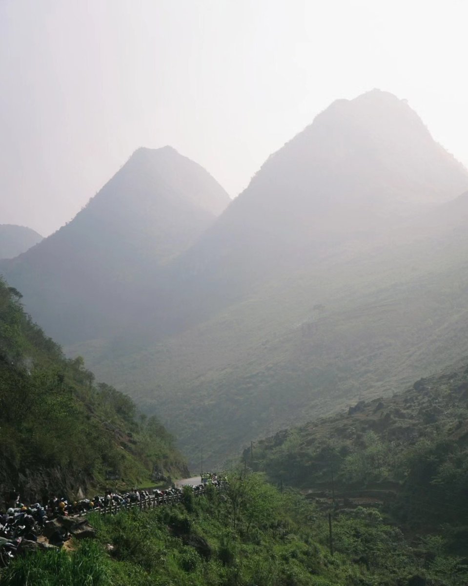 GomesTir's tweet photo. The iconic Tham Ma Pass in Ha Giang, Vietnam. https://t.co/ZuiS7BWaIW