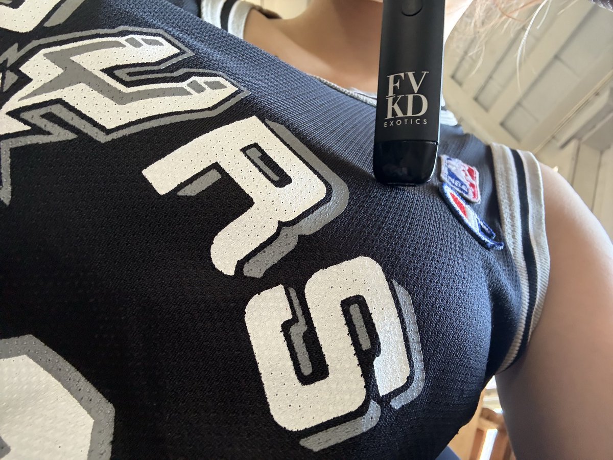 starlettskyee's tweet photo. #spurs #satxfreaky #latina https://t.co/IbefFgieYC