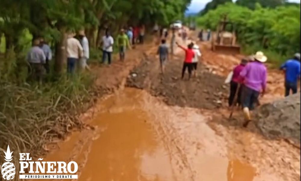 ELPINERO's tweet photo. #RELEVANTE 🗣️🆕 ¡La #PrimaveraOaxaqueña no florece en #Lalana! Ante el abandono carretero, vecinos reparan con escombro su camino
➡️ Habitantes de #JoséLópezPortillo, en #SanJuanLalana, #Oaxaca, y de #LaLaguna, en #SantiagoSochiapan, #Veracruz, se organizaron para mejorar un camino que hoy está convertido en lodo.
https://t.co/EE6v0oHqbV
