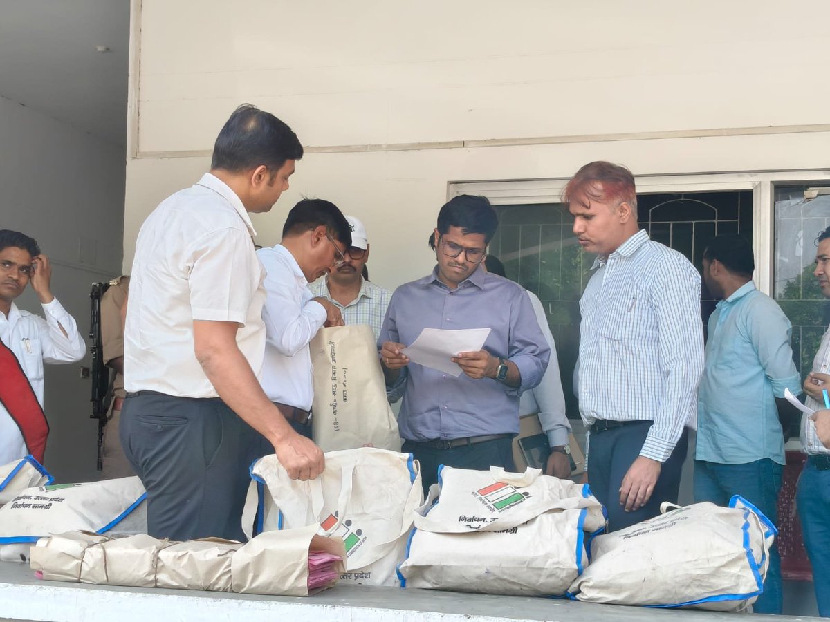 Deo_chitrakoot's tweet photo. 🗳️ जनपद चित्रकूट | विधान परिषद निर्वाचन-2026 हेतु पोलिंग पार्टियां रवाना

उत्तर प्रदेश विधान परिषद के खंड स्नातक निर्वाचन-2026 को सकुशल, निष्पक्ष, पारदर्शी एवं शांतिपूर्ण ढंग से संपन्न कराने हेतु आज कलेक्ट्रेट, चित्रकूट से पोलिंग पार्टियों को उनके निर्धारित मतदान केंद्रों के लिए रवाना किया गया। जनपद में कुल 13 मतदेय स्थलों पर मतदान संपन्न कराया जाएगा।

जिला प्रशासन निर्वाचन प्रक्रिया को स्वतंत्र, निष्पक्ष एवं सुव्यवस्थित ढंग से संपन्न कराने के लिए प्रतिबद्ध है।

#Chitrakoot #MLCElection2026 #ElectionCommission #FreeAndFairElection #UttarPradesh @ANINewsUP
