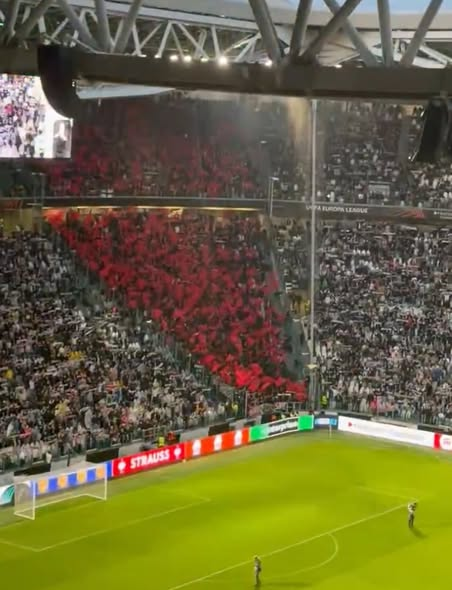 _FootPlus's tweet photo. 🚨 MAGNIFIQUE PARCAGE RENNAIS AU JUVENTUS STADIUM ! 🔥 

#JUVSRFC #JUVREN #SRFC #StadeRennais #LigueEuropa #Supporters https://t.co/Dxx45ugQrv