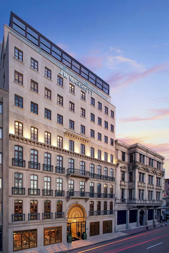 dengeplus's tweet photo. 30 Euro altındaki ürünlere gümrük vergisi getirme fikrini ortaya atan İstanbul Ticaret Odası Başkanı Şekib Avdagiç:

— İstanbul’da otel fiyatları düşük kalıyor.

— Bu fiyatların yukarı doğru çekilmesi lazım.

— İstanbul'daki 5 yıldızlı otel fiyatına Avrupa'da 3 yıldızlı otelde zor kalabiliyorsunuz.