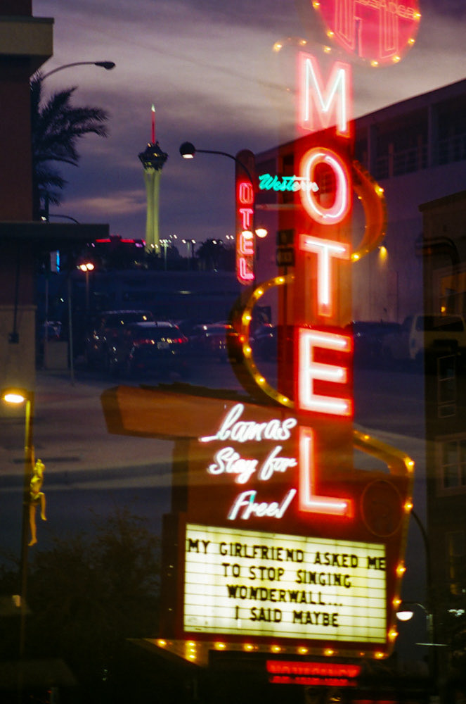 marvinj_lee's tweet photo. Neon nostalgia - Las Vegas https://t.co/ieRFsOo9zJ