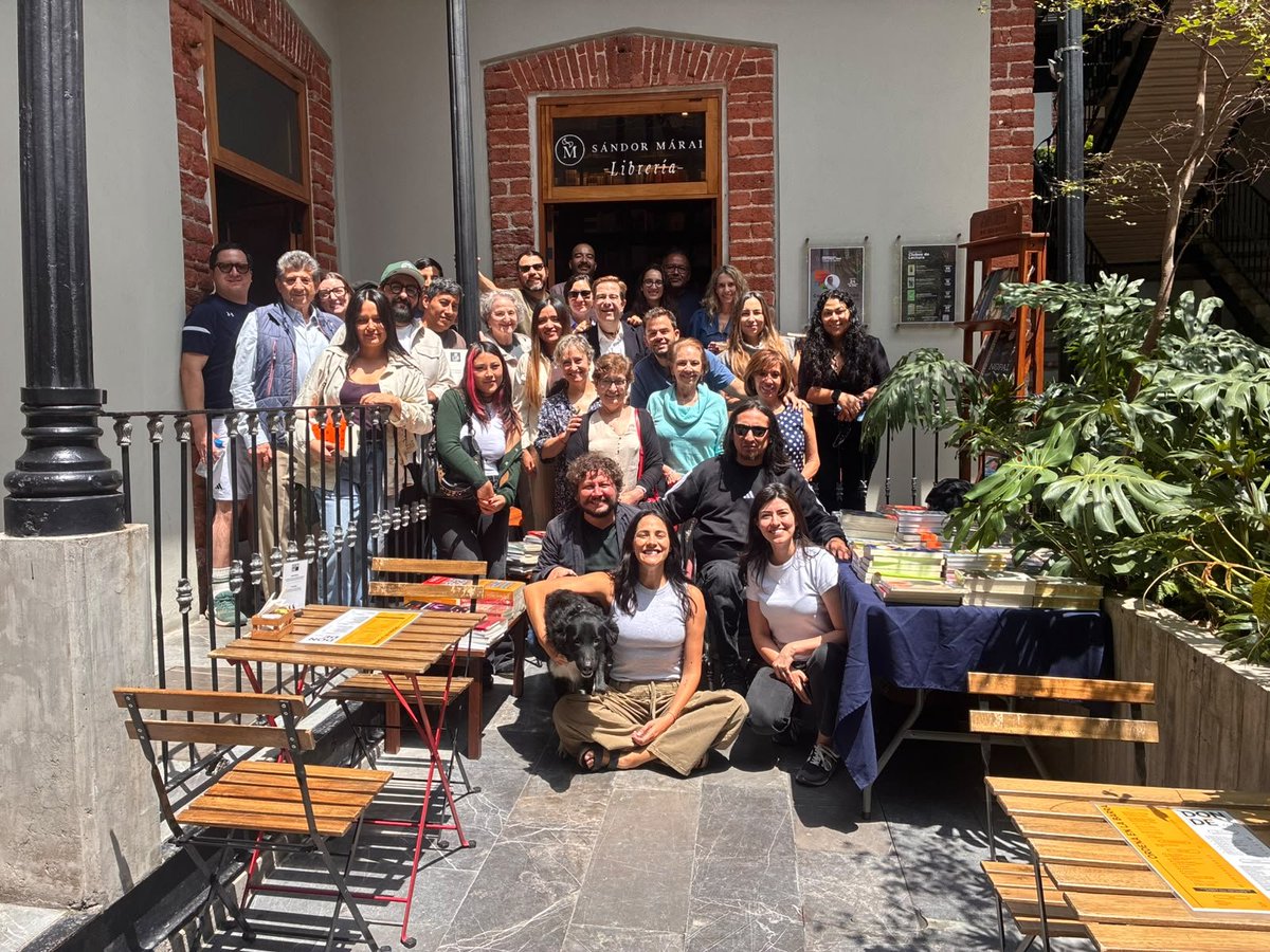 perezricart's tweet photo. Hoy hace dos años abrimos la Librería Sándor Márai en CDMX(@SandorMaraiCDMX) , en el patio de un edificio del siglo XIX en la Ciudad de México. 
@Javier_Corral, @vannessarr  y yo la imaginamos como una librería independiente y abierta a las ideas. Eso ha sido. 

Hemos tenido casi 180 presentaciones y más de cien escritores, entre ellos Javier Cercas, Juan Villoro, Paco Ignacio Taibo II y Andrés Neuman, además de clubes de lectura dedicados a Cervantes, Joyce, Borges, Rulfo, Saramago, Bolaño y Cărtărescu.

Una librería reúne a personas que de otro modo no coincidirían. En una ciudad que empuja a encerrarse en casa o en el teléfono, un patio donde se discute un libro es un espacio público escaso. 

Todo esto lo hemos hecho sin un peso de dinero público, con la ilusión de generar comunidad e ir a contracorriente del algoritmo, que cada vez decide más qué leemos y con quién hablamos. Cada libro comprado en una librería de barrio, la nuestra o cualquier otra, ayuda a que siga abierta. 
Vamos por el tercer año. ¡Seguimos!
