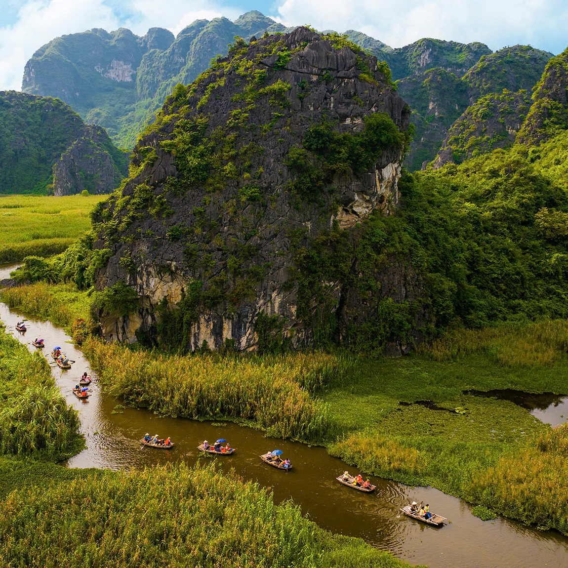 espagnola100's tweet photo. Escape the noise and reconnect with nature at Cometa Villas Ninh Binh. Wake among limestone mountains, unwind in a private plunge pool, savor local cuisine, and embrace the peaceful rhythm of Ninh Bình. https://t.co/3bgSXWv7Hg