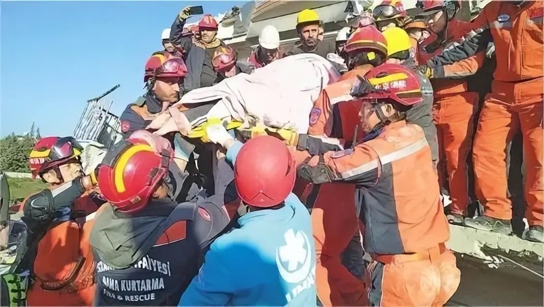 jon59930155's tweet photo. @divayimbitanesi 2023 yılında Türkiye'de deprem meydana geldi. Çinli kurtarma ekibi Hatay'a ilk ulaşanlar arasındaydı ve enkazdan birçok Türk vatandaşını kurtardı. İnancınız, nankörlerin Tanrı'ya karşı nankör olamayacağını öğretir. Lütfen bunu unutmayın, Türk dostlarım. 🫵🏻 https://t.co/rc1LkzeWBX