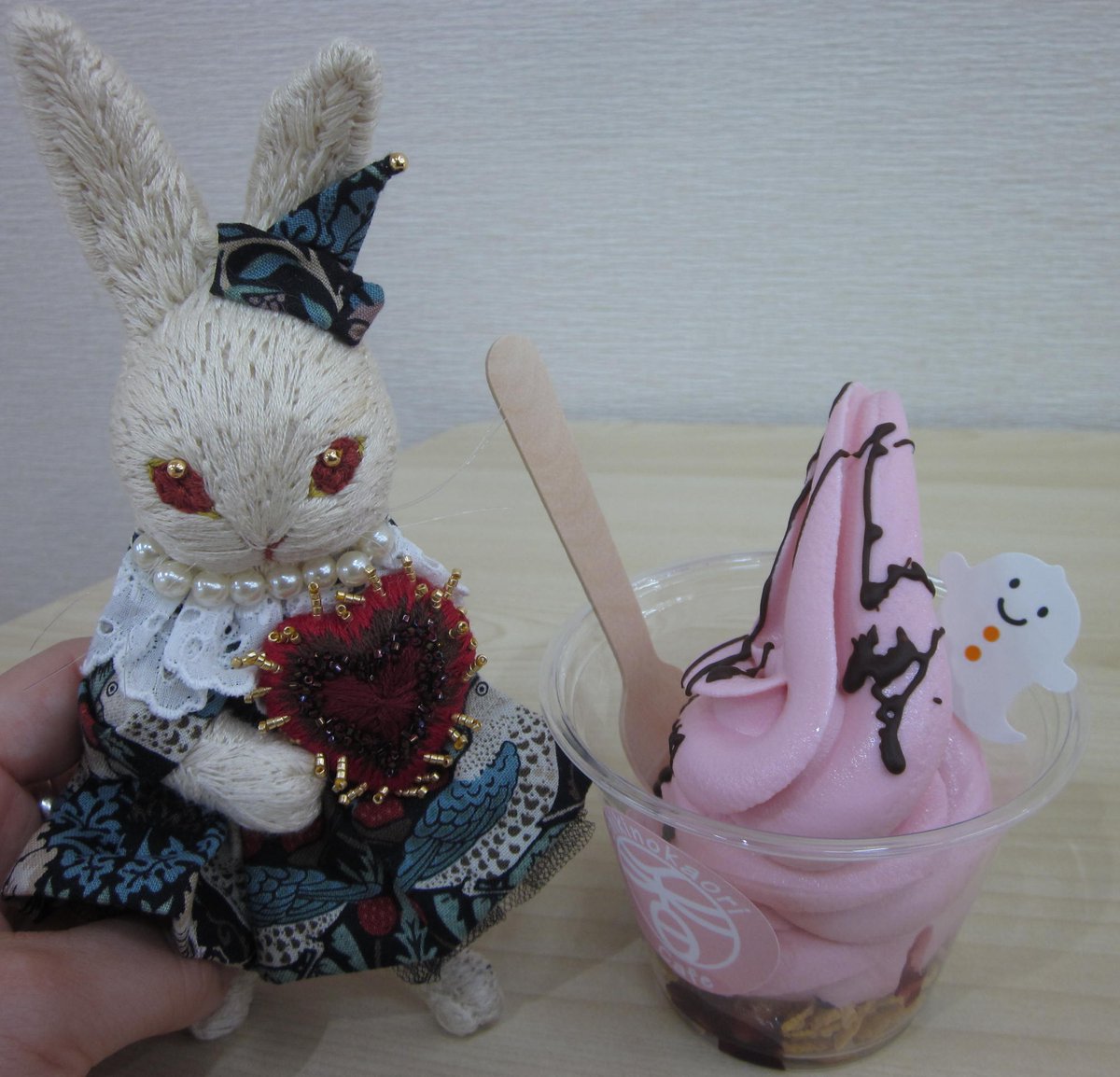 karashi351's tweet photo. ローズ味のソフトクリーム食べました～♪
#ぬい撮り
#ぬい活
#うさぎ https://t.co/iWb94GcxyS