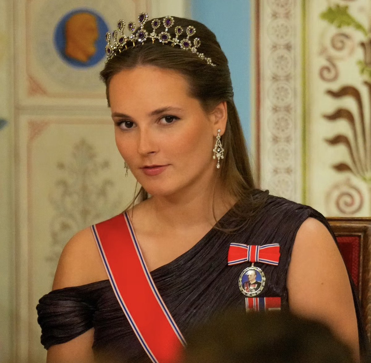 saadsalman719's tweet photo. Crown Princess Ingrid Alexandra is wearing Crown Princess Märtha’s Silver Wedding Earrings for the first time at tonight’s Gala Dinner for Members of Parliament!  

🔗https://t.co/eeQqFZqSwZ https://t.co/kVJszRLpcd