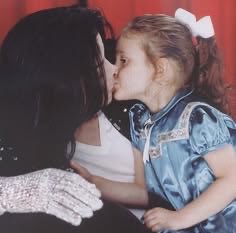 judexmj's tweet photo. i feel like the reason that Paris is the most attached to Michael is related to the fact that he was the first person to hold her when she was born before anyone before even her mother and that first embrace and smell is very important to the bond between any child and a parent🤍 https://t.co/uQ6MOj5jHP
