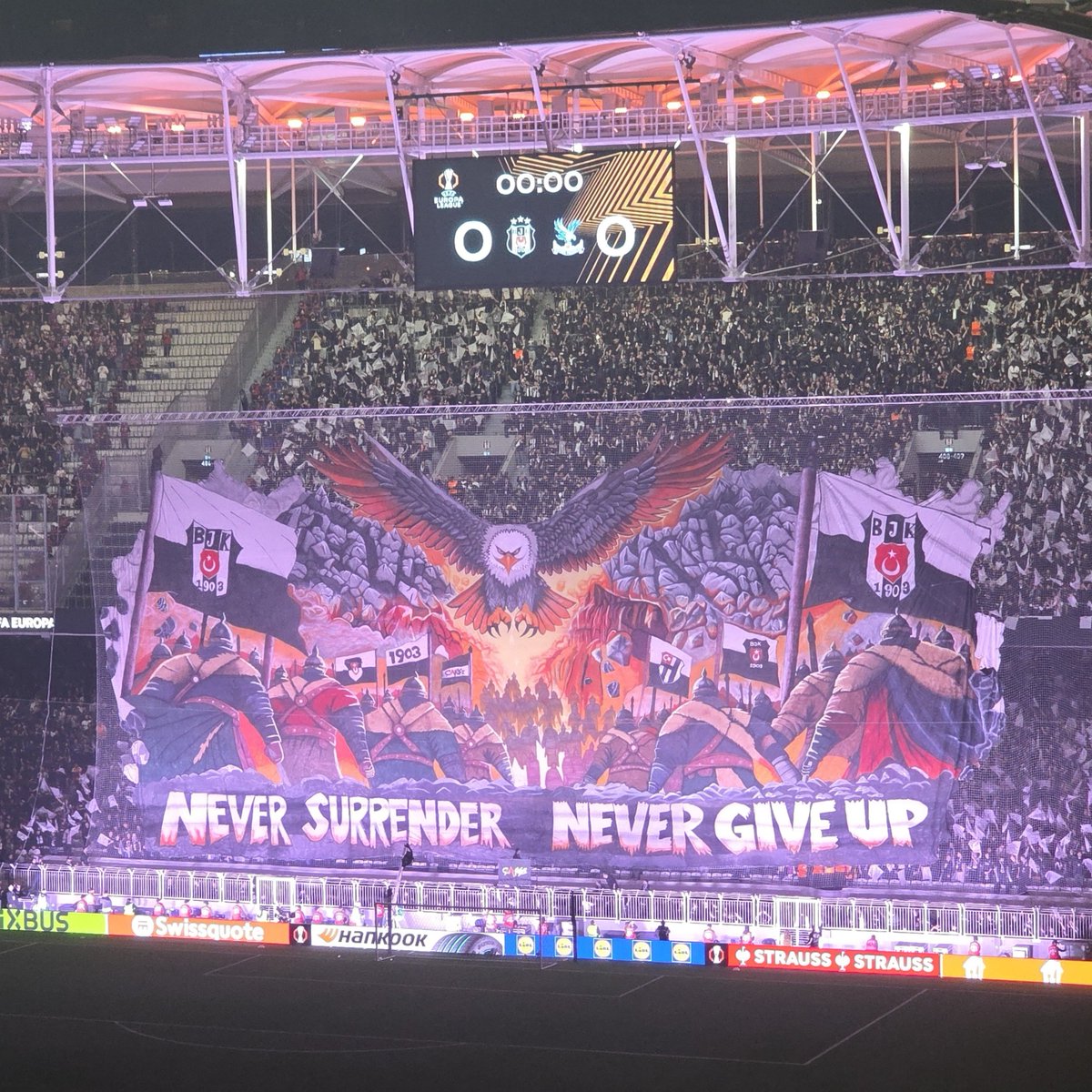 bpthaber's tweet photo. Beşiktaş tribünlerindeki koreografi:

"Asla teslim olma, asla pes etme." https://t.co/SVU4FDLIdy