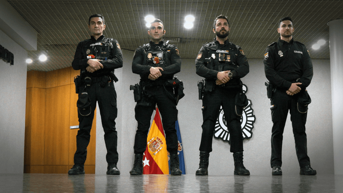 MadridDirecto's tweet photo. 👮La @policia protagoniza intervenciones que han salvado vidas, tanto dentro como fuera de servicio. Desde frustrar un robo a un menor hasta reanimar a un hombre que sufrió un infarto, su rápida actuación es decisiva👇#MD2625 @fernandolg88 @telemadrid 

https://t.co/jjw6cLBxG5 https://t.co/or7EVBY1i4