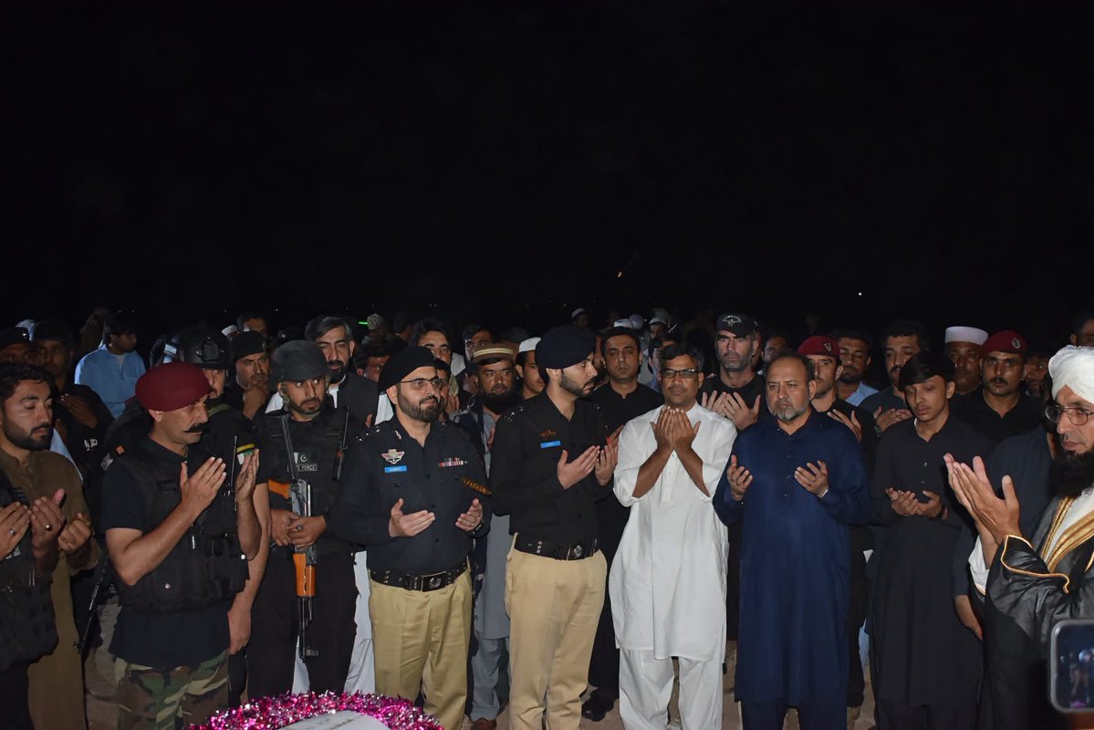 MeFaheem's tweet photo. کرک میں شہید ہونیوالے پولیس اہلکاروں کی نماز جنازہ ادا کردی گئی
آئی جی خیبر پختونخوا ذوالفقار حمید، ایڈیشنل آئی جی سی ٹی ڈی جواد قمر، آر پی او کوہاٹ شاکر حسین داوڑ اور دیگر کی شرکت
 
 گورنر خیبر پختونخوا فیصل کریم کنڈی اور انکی مشاورتی کونسل کے کسی بھی رکن نے شرکت نہیں کی https://t.co/dmWmePu8Q2