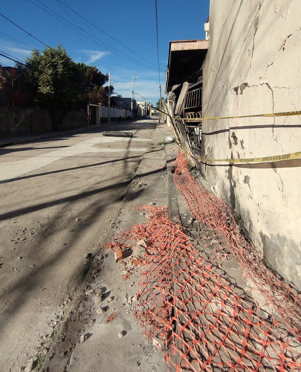CuernaLimpia's tweet photo. Estado de la calle Francisco Villa Col Las Granjas en #Cuernavaca actualmente despues de  75 dias  de la explosion de una pipa de gas.

@jluriosteguis #Cuernavaca #vivecuernavaca #cuernavacaabandonada #porlaciudadquemerecemos #Morelos

@CuernavacaGob @SDSySPCuerna  @LaPulgaDijo
@MeggieSalgado @L_machuca @LucyMezaGzm
@JavierBolanos_ @DavidMonroyMx @GuillermoCinta
@GerardoAbarca_ @LaPulgaDijo @hectorrgonzalez
@DavidMonroyMx @pvillalobosadan
@minerva_delgado @DiariodeMorelos @SolDeCuernavaca @jornadamor
@danmtzterrazas