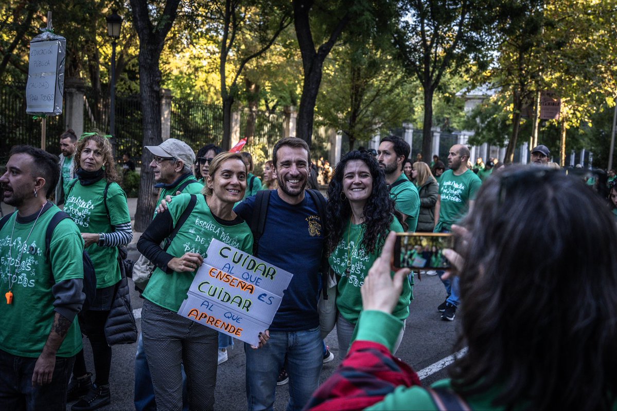 MasMadrid__'s tweet photo. Seguimos del lado del profesorado y las familias que están luchando para salvar la educación pública de las condiciones indignas a las que la somete el PP.

Gracias por todo lo que estáis sacrificando 💚 https://t.co/AVLYD2uRrw