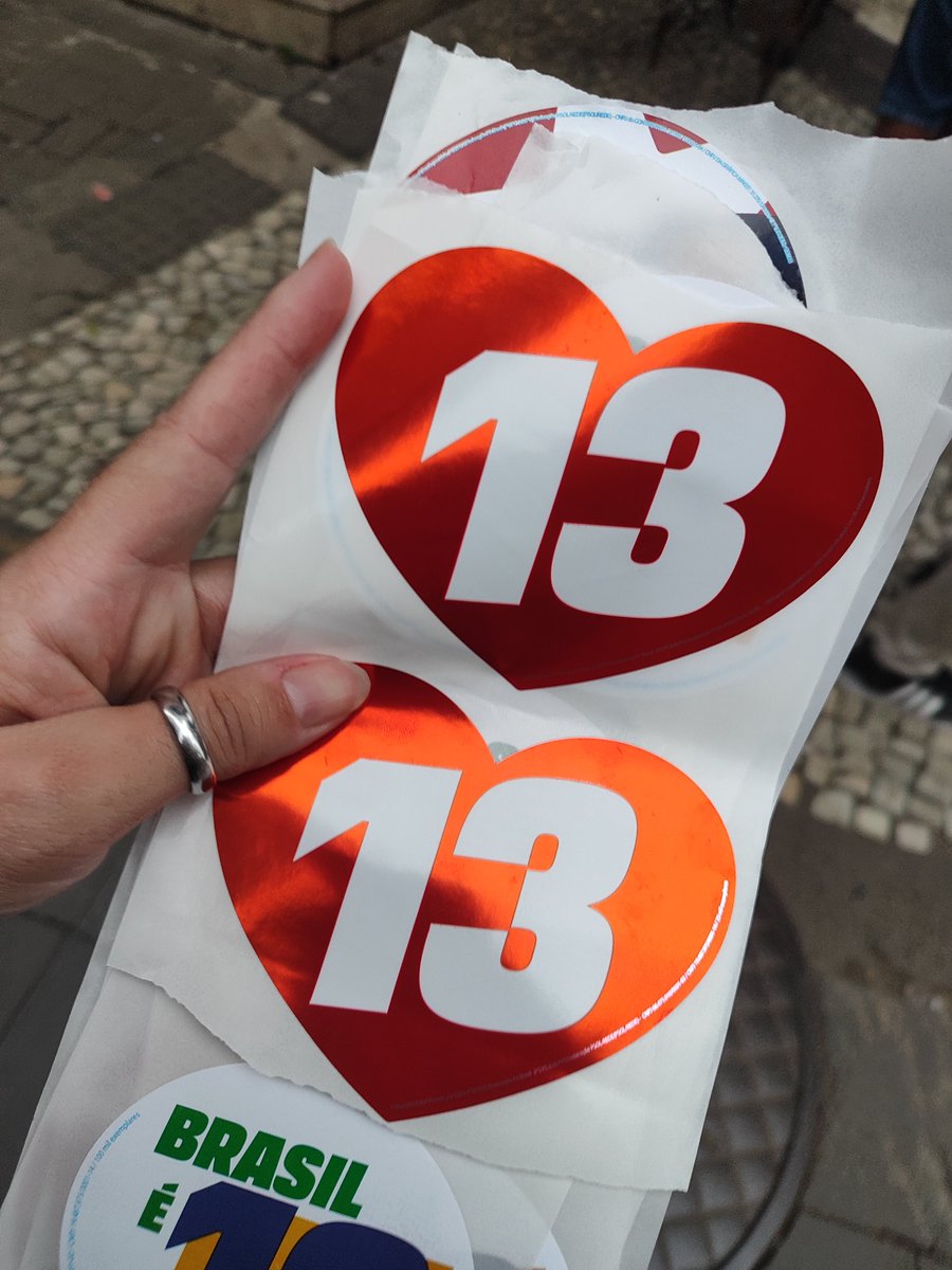 rah_campos's tweet photo. FINALMENTE consegui a mais rara das ratas, o coração com 13 em branco. Agora tenho as duas figurinhas mais raras da eleição ✨💅🏻 https://t.co/NQNE7Z9BRf