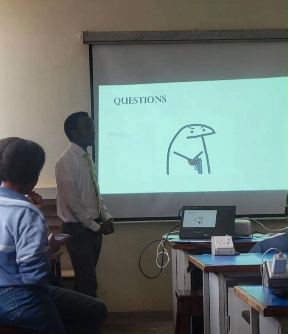 Acholi_godddd's tweet photo. In Uganda you are serious alone, this student finished his class presentation and put this meme for Q n A🤣🤣🤣🙌 https://t.co/w2WNM1LX6j