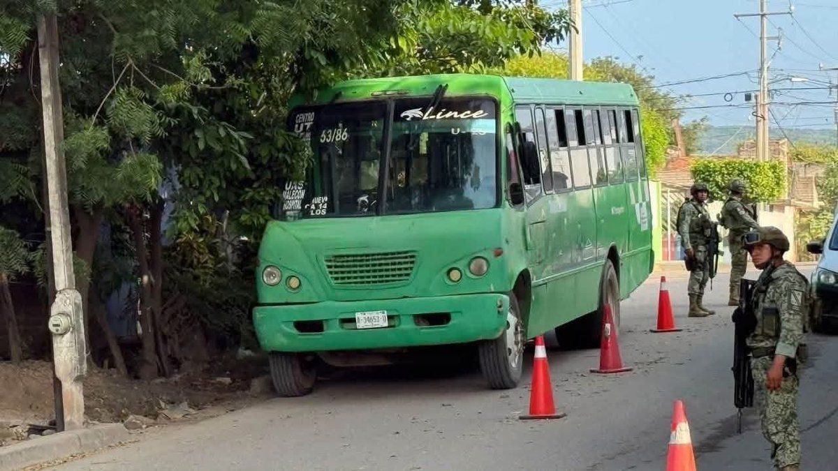 PoderCiudadanoo's tweet photo. #EnBocaDeTodos: 🚨🚌 ¡ATACAN A B4LAZ0S AUTOBÚS QUE TRANSPORTABA ESTUDIANTES EN SINALOA! 🔫⚠️
😱 Momentos de terror se vivieron en Escuinapa, Sinaloa, cuando un autobús con estudiantes a bordo fue atacado a b4laz0s en la colonia Francisco I. Madero.
🚨 ¡El chofer, de 55 años, resultó herido, pero no dejó de conducir! A pesar de sus lesiones, logró llegar hasta un punto de revisión del Ejército Mexicano para buscar ayuda.
🙏 Lo que pudo terminar en una tragedia mayor dejó una escena de angustia para quienes viajaban en la unidad.
Únete a nuestro canal 👉 https://t.co/dQK26JQUNx
📌 ¿Tienes una denuncia? Escríbenos al 446 144 4405