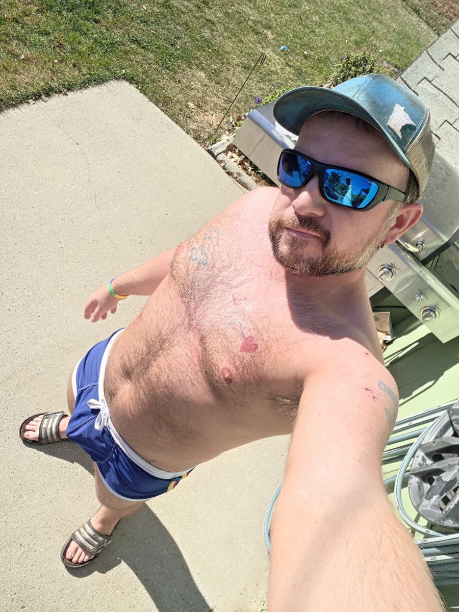 yee_haw1234's tweet photo. It's still summer!!! 76 degrees! Well, at least for today and tomorrow. But tomorrow is supposed to be a little more windy, so I'm gonna wrap up outside yard work today for the year. 🌞🌞🌞 #singlegay #gaympls #mngay #gaycountryboy https://t.co/80wCwtwDC5