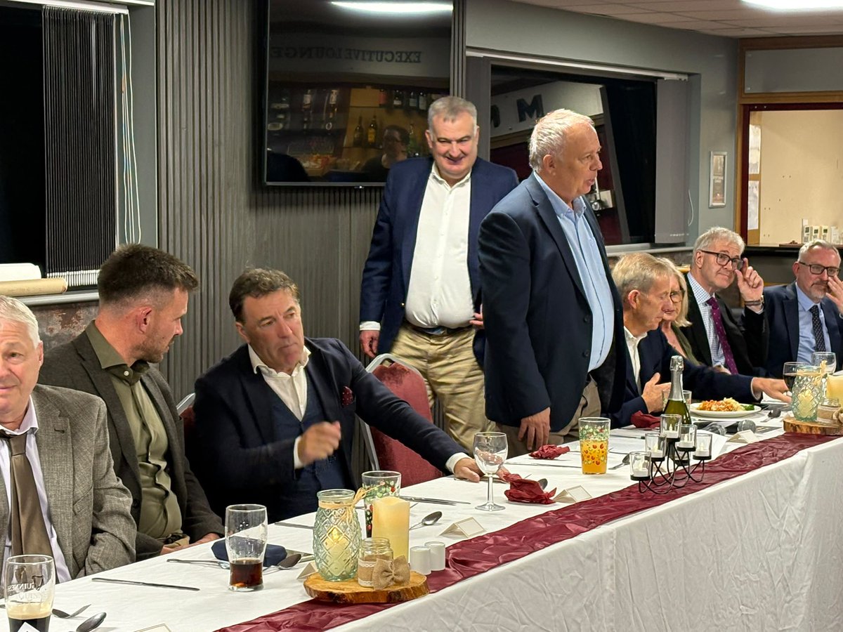 SUFCOfficial's tweet photo. 🗣️ 𝐒𝐏𝐎𝐑𝐓𝐒𝐌𝐀𝐍'𝐒 𝐃𝐈𝐍𝐍𝐄𝐑
𝘈𝘯 𝘦𝘷𝘦𝘯𝘪𝘯𝘨 𝘸𝘪𝘵𝘩 𝘋𝘦𝘢𝘯 𝘚𝘢𝘶𝘯𝘥𝘦𝘳𝘴, 𝘩𝘰𝘴𝘵𝘦𝘥 𝘣𝘺 𝘑𝘰𝘩𝘯 𝘚𝘵𝘪𝘭𝘦𝘴

A great evening so far in the MKM Executive Lounge with some great stories from Dean Saunders and John Stiles.

#UTI #IRON https://t.co/PhPFm3WIr4