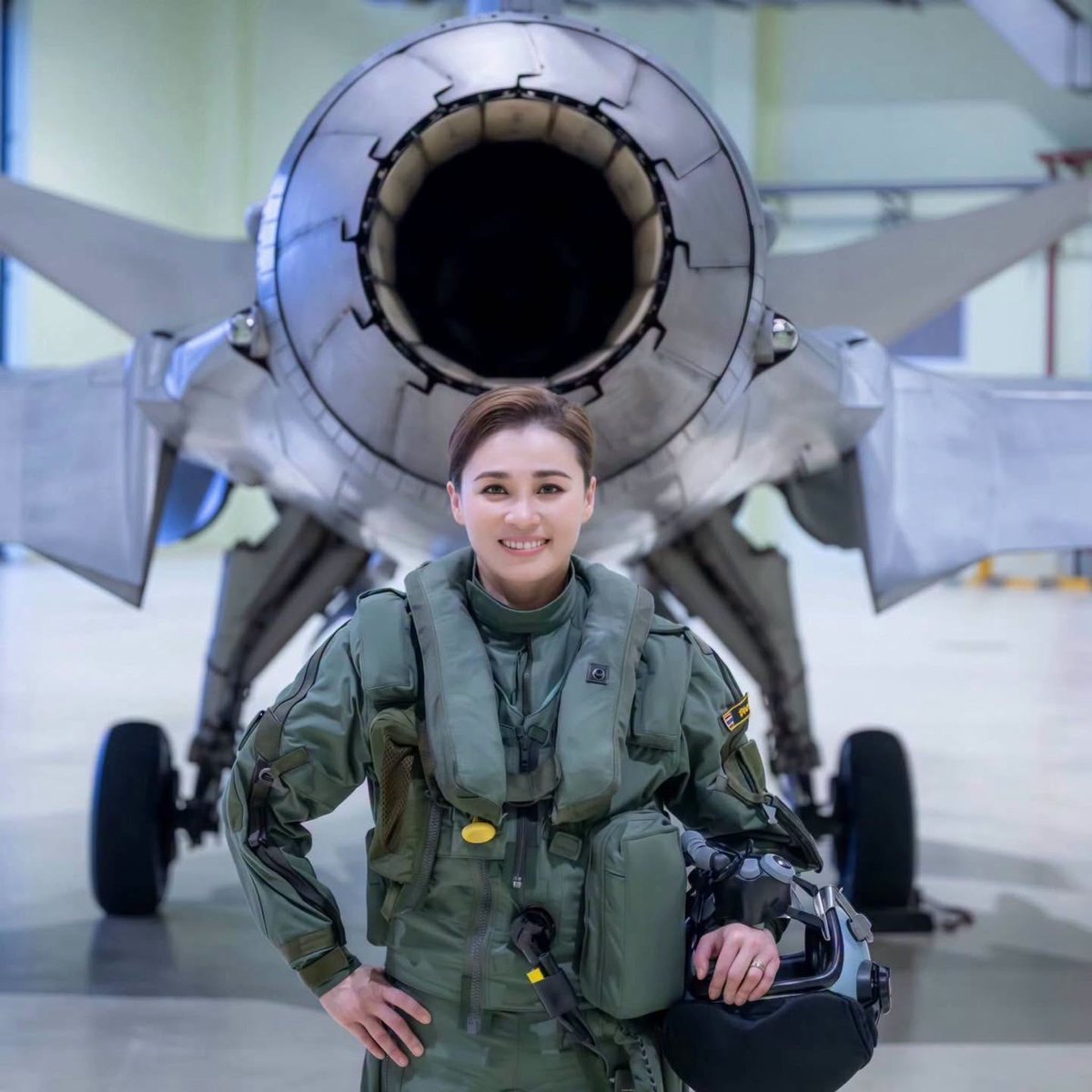 GripenNews's tweet photo. 🇹🇭 Why Queen Suthida decided to pilot a #Gripen

It was a gift from the Royal Thai Air Force in connection with Her Majesty's 4th 12-year cycle (48th birthday).

She could also designate a Royal Gripen - but declined that offer to not interfere with squadron operations.

📷RTAF https://t.co/ZZQS3JOhN1