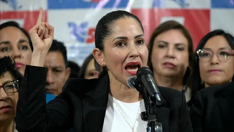 NituPerez's tweet photo. Luisa González, ex candidata presidencial correista de Ecuador, ha sido detenida este jueves en horas de la madrugada. 
Las primeras informaciones señalan que las autoridades le investigaban desde enero de este año por un supuesto financiamiento irregular desde Venezuela a su campaña de 2023, cuando resultó electo el mandatario Daniel Noboa.