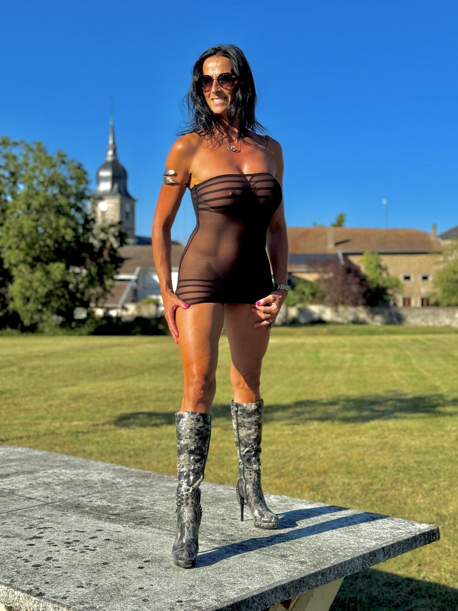 Clarahot64's tweet photo. Bonne soirée mes amours . https://t.co/weJz7RW7J7