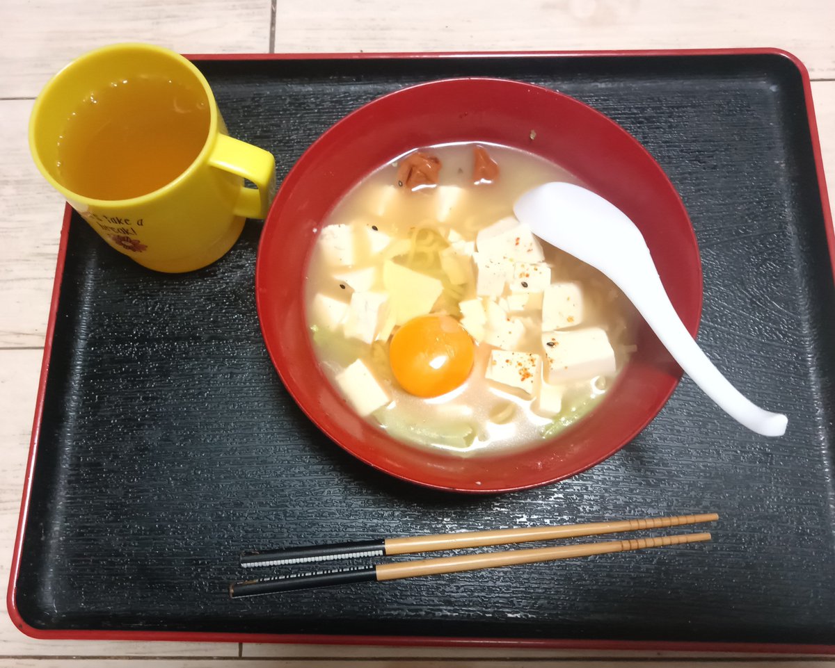 MAki354914's tweet photo. 早い朝ごはん。
塩ラーメン。
ニンニクたっぷりに豆腐、生卵キャベツ。梅干し。
いただきます。 https://t.co/ksXV49vVa3