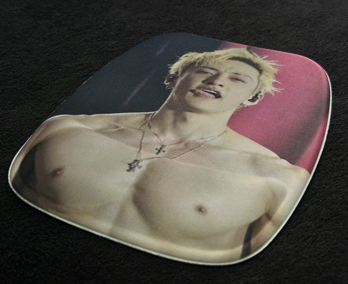 woolfchan_'s tweet photo. ATUALIZAÇÕES !!!!!

finalmente tenho em mões meu mousepad peitões do chan 
ESTOU CURADA OBRIGADA MEU DEUS 😭🙌🏻 https://t.co/A1rIDnG5mo