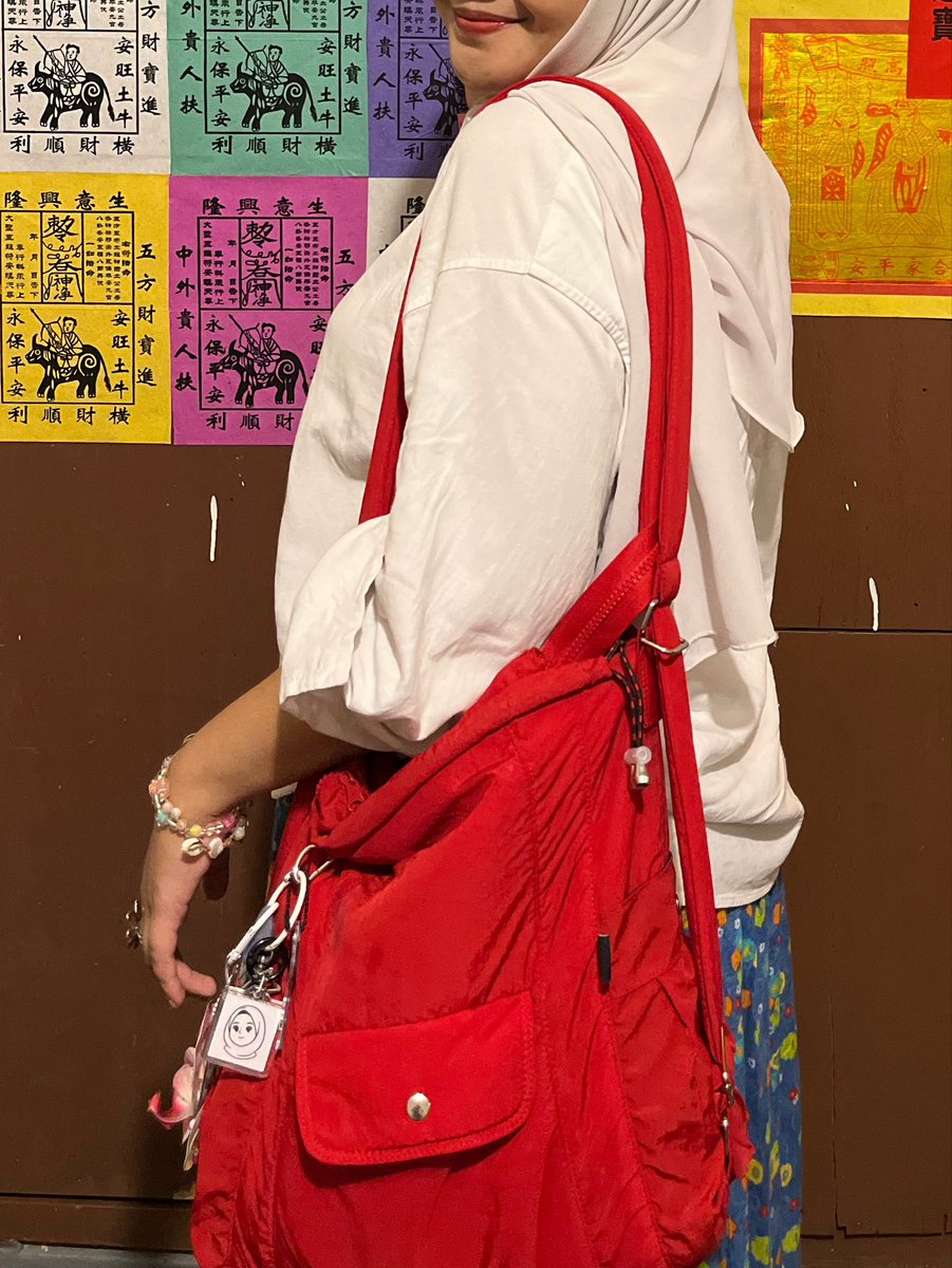 mulh0llanddr's tweet photo. hepiiii bgt nemu tas multifungsi gini🥹🫶 bisa dijadiin totebag, backpack, even sling bag/crossbody bag juga!!!!

udah mana warnanya cantik bgt huhuuu merah gonjreng yang amat sangat #GWEH https://t.co/s28rgeYA4X