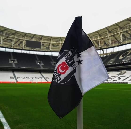 tslimax's tweet photo. beşiktaş yönetiminden ricam korner bayraklarında logo kullanilmamasi. o logoda bayrağimiz var ve rastgele bir piç gelip o korner bayragina istedigi gibi tekme atamaz. siyah beyaz yapın veya sadece BJK yazın korner bayrağında Türk bayrağımız olmasın. https://t.co/5lribtv9dd