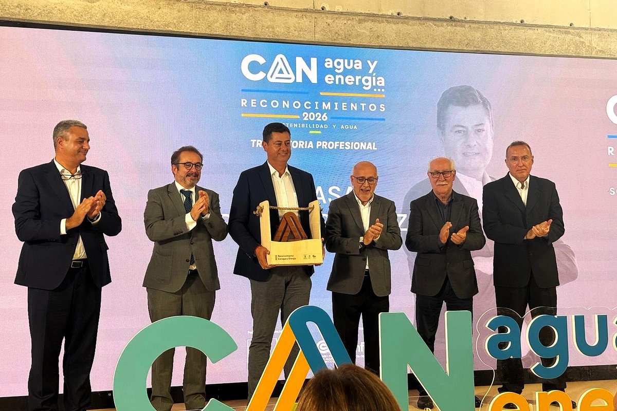ITCCANARIAS's tweet photo. 🏅Baltasar Peñate, responsable de Agua del ITC, reconocido en #CANAGUAyENERGÍA2026 por su trayectoria profesional en desalación, innovación y gestión sostenible del agua.

Desde el ITC felicitamos a nuestro compañero por este merecido reconocimiento 👏, y al resto de distinguidos https://t.co/faUGZZAvvQ
