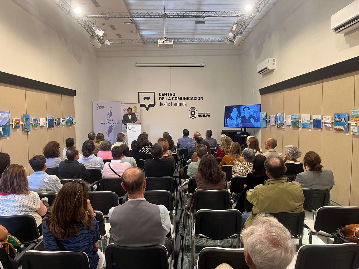 PrensaHuelva's tweet photo. 🏆 Un homenaje a Óscar Toro y María Clauss, a su periodismo y a su huella humana

👏🏻 Luna Toro Clauss recogió ambas distinciones entre un largo aplauso de una sala llena de compañeros de profesión, amigos y familiares, reunidos en el @centrocjh https://t.co/Rj8ggEFbL1