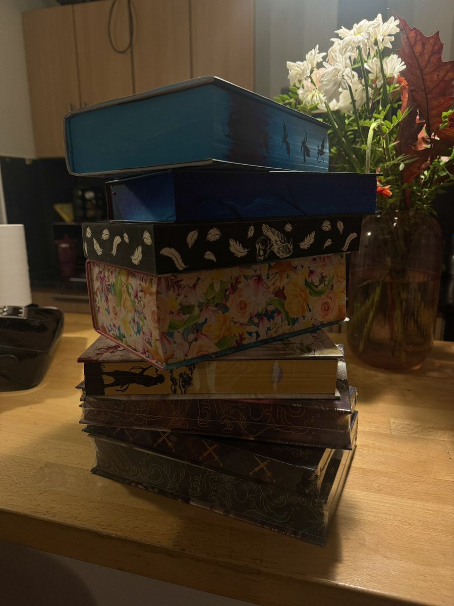 zorolvrs's tweet photo. cadeau d’anniversaire de mn mari : 5 minutes pour prendre tous les livres que je voulais (j’ai été raisonnable) https://t.co/4FkQzMXPtG