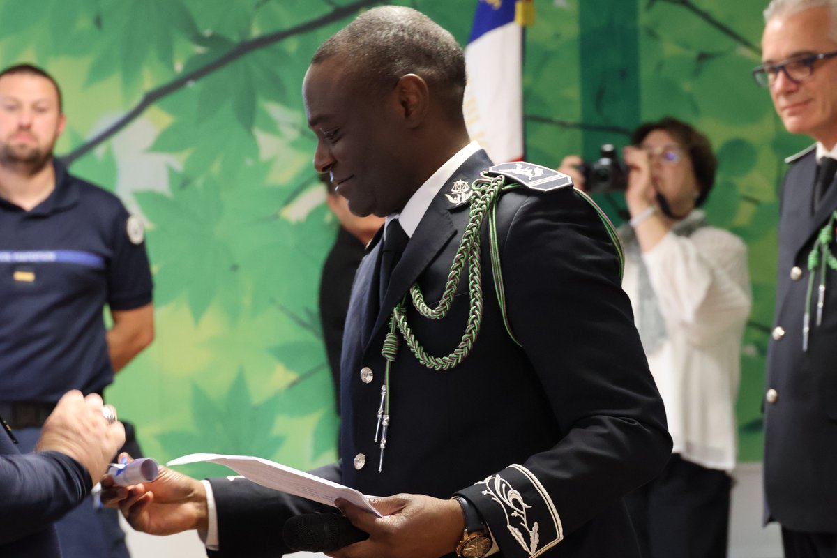 Prefet61's tweet photo. « Cette cérémonie de mise à l'honneur salue votre professionnalisme, votre sens des responsabilités et les services que vous avez rendus. Elle témoigne aussi de la considération portée à l’ensemble de vos collègues et à l’administration pénitentiaire. »

🗓️ Ce jeudi 22 octobre, Aurélien Duvergey, sous-préfet, directeur de cabinet, s’est rendu au centre de détention d’Argentan, aux côtés de Pascal Vion, directeur interrégional des services pénitentiaires, de Christophe Bogliolo, procureur de la République, et d’Amadou Malloum, directeur de l’établissement, à l’occasion d’une cérémonie de mise à l’honneur des agents.

L’occasion de rappeler l’importance des missions du service public pénitentiaire qui, en vertu de l’article L. 1 du code pénitentiaire, participe à la préparation et à l’exécution des décisions judiciaires. Il contribue également à l’insertion et à la réinsertion des personnes qui lui sont confiées, à la prévention de la récidive et à la sécurité publique.

🎖️ 30 agents ont été mis à l’honneur, en recevant une médaille ou une lettre de félicitations, en reconnaissance de leur engagement et des services rendus.