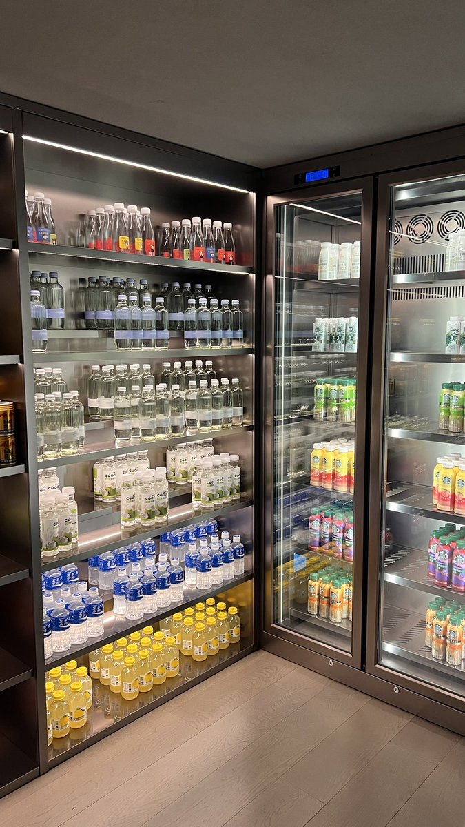 Cr19Cm20's tweet photo. À peine atterrie à Shanghai, je suis partie dans un 24h spa

Skincare haut de gamme à disposition, massages,  sauna, fruits et jus à volonté, buffet à volonté (même le caviar), espace de jeux… tellement chouette après un long vol ! https://t.co/EmG42SvInA