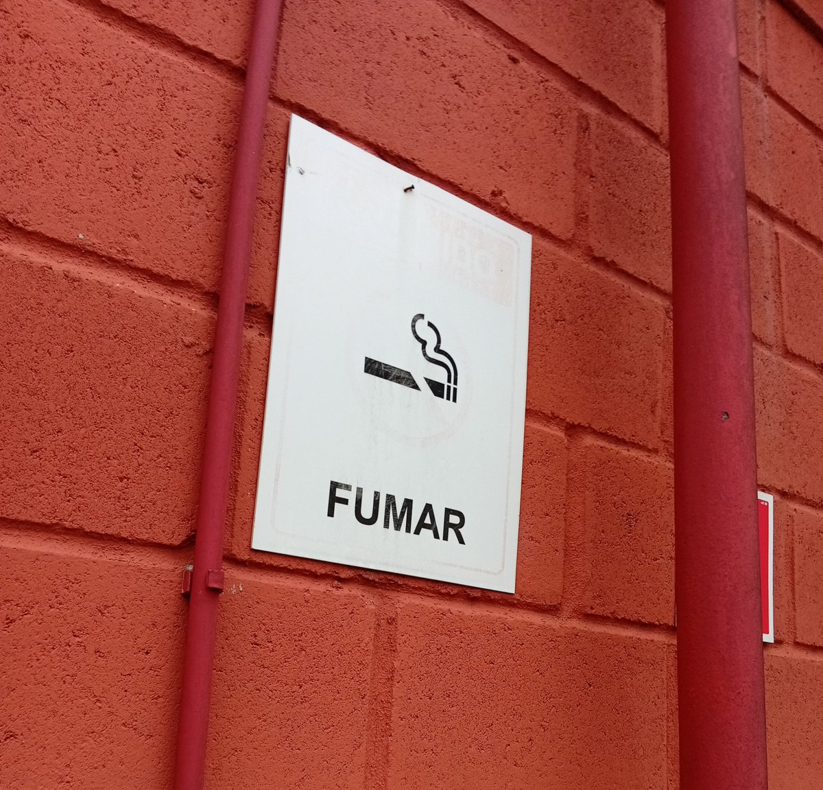 KeijuGouda's tweet photo. a placa da empresa que trabalho tá tão desgastada que a proibição virou recomendação https://t.co/4HhEIZAz0L