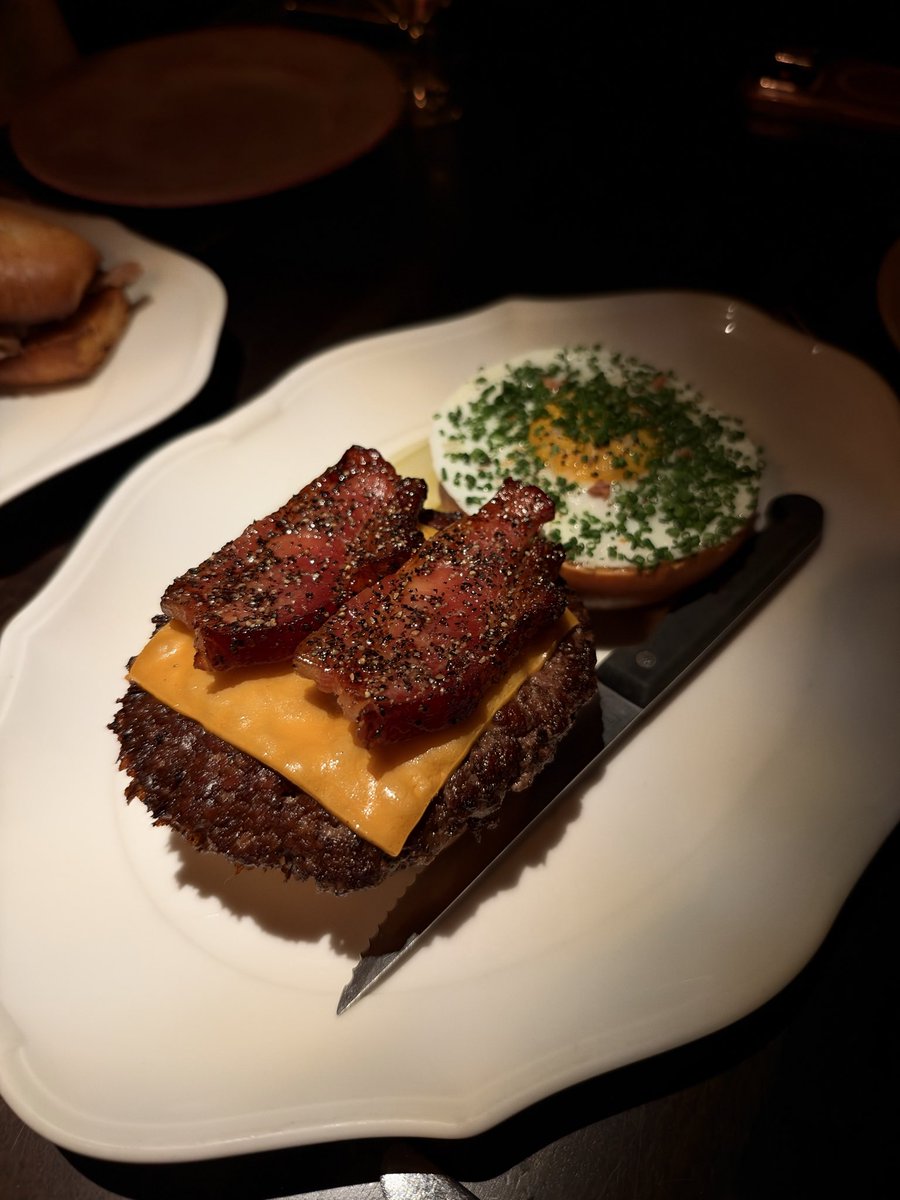 jacksdiningroom's tweet photo. Four Charles Prime Rib is the hardest reservation to get in NYC, maybe the world at that point. Everyone talks about the burger but I actually think it’s not even a top 3 dish if you know how to order. https://t.co/ngYfSFpNya