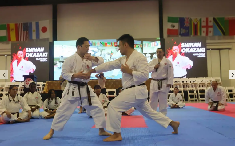 DirMegamedia's tweet photo. EN MARCHA | México, con #Yucatán como epicentro del arte marcial de la "mano vacía", abre oficialmente las actividades del Campeonato Mundial de Karate Shotokan: https://t.co/E5ywzLiiHs / Una concurrida clase magistral para cintas negras y marrones, impartida por el shihan #HiroyoshiOkazaki, da paso al largo, intenso programa para el fin de semana, que tendrá otras clases para karatecas, jueces e instructores, coronado por las competencias de kata y kumite (VÍDEO): https://t.co/gxwL80UQAP / Apartado especial en https://t.co/1JKHi2qkXa sobre el torneo: https://t.co/fRr34vJ7N4 / Conoce el sitio especial de la ISKF 5th World Shoto Cup (https://t.co/MFLszyuBnJ) y la revista del evento (https://t.co/0OanhDoaEE). Horarios, servicios, reseñas de las competencias... #DY101