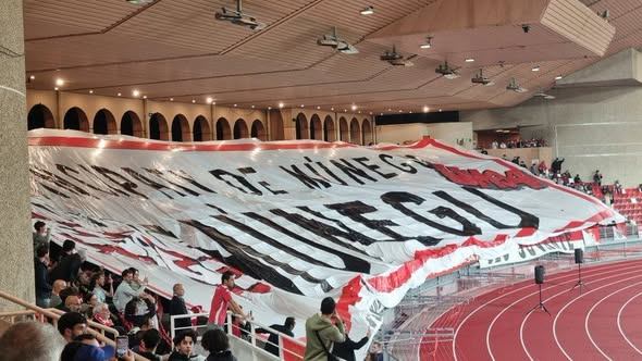 _FootPlus's tweet photo. 🚨 LE MAGNIFIQUE TIFO DES ULTRAS MONÉGASQUES ! 🔥🇲🇨

Le parcage de l'AS Monaco a déployé une immense bâche pour soutenir les Rouge et Blanc face à Fribourg en Ligue Conférence.

Avec le message « PRINCIPATU DE MUNEGU ».

#ASMSGF #ASMonaco #Fribourg #LigueConference https://t.co/HBzEVpTkn0