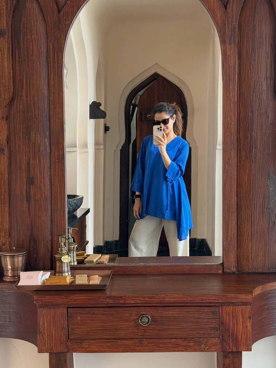 devipadukone's tweet photo. Ashika Ranganath muhhha https://t.co/KwysE15Hru