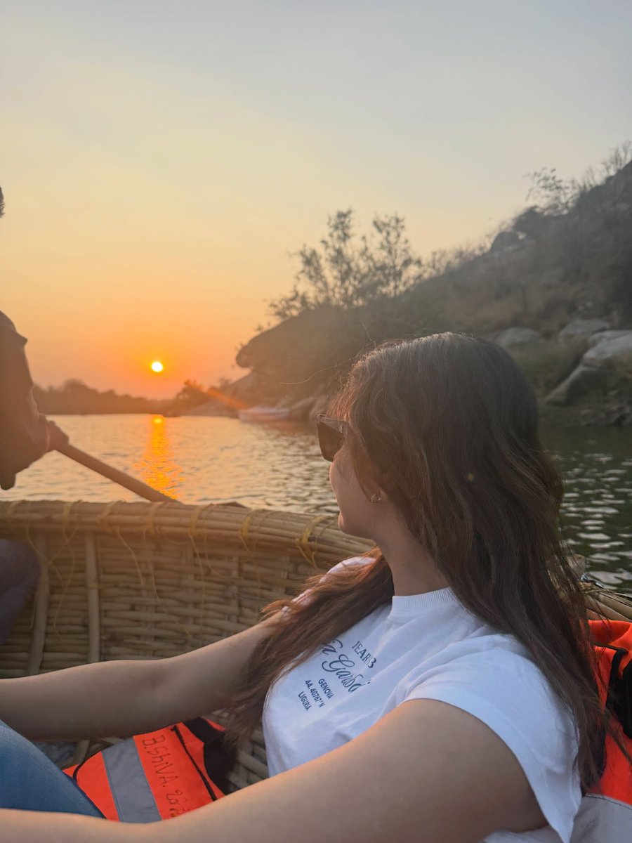 devipadukone's tweet photo. Ashika Ranganath muhhha https://t.co/KwysE15Hru