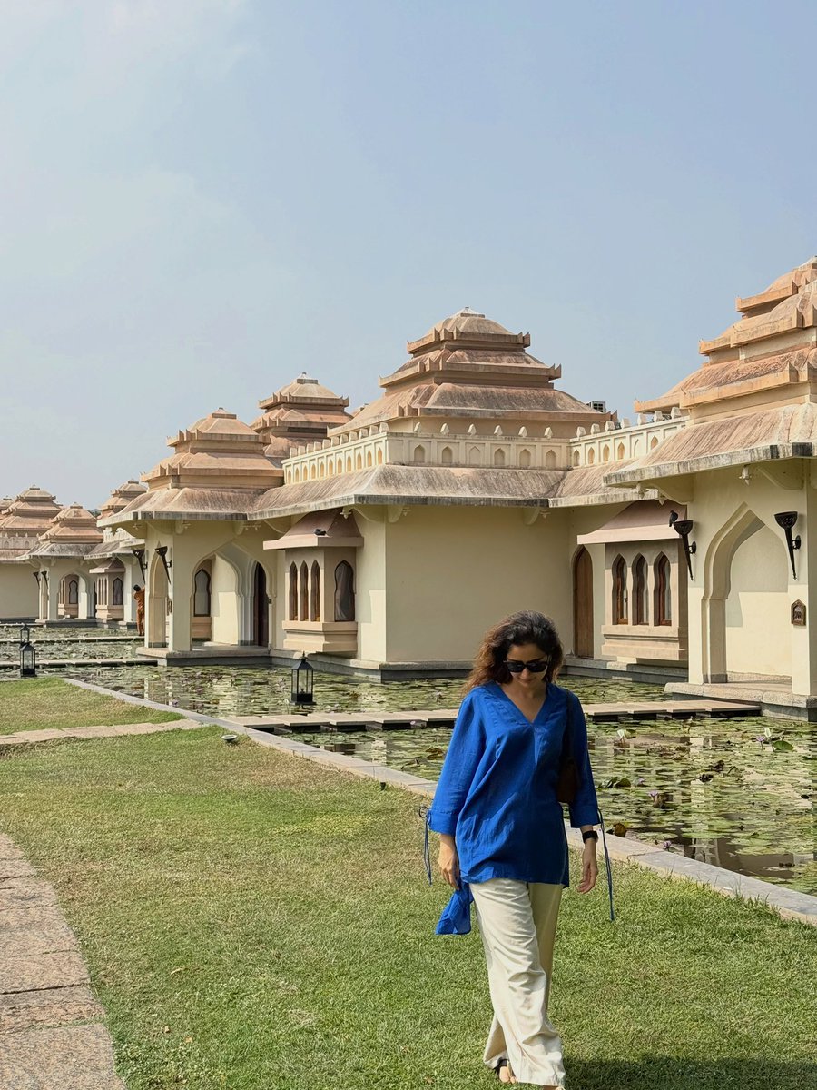 devipadukone's tweet photo. Ashika Ranganath muhhha https://t.co/KwysE15Hru